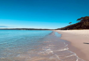 Sea La Vie on Hyams Metres to beach and cafe.